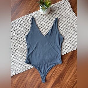 Olive + Oak Women’s V-Neck Sleeveless Bodysuit Large